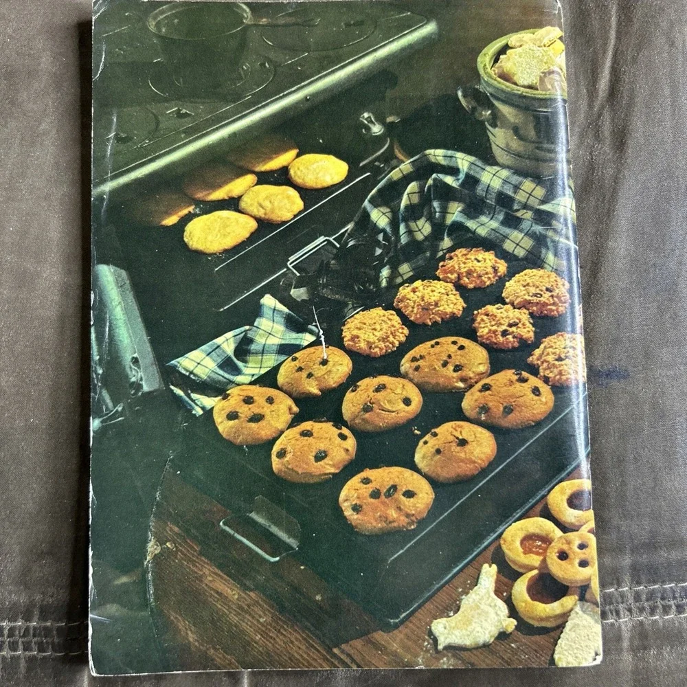 Set Of 2 Good‎ Housekeeping Cookies And Pie Book